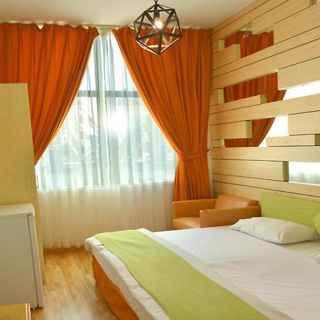 Everest International Hotel ドバイ エクステリア 写真