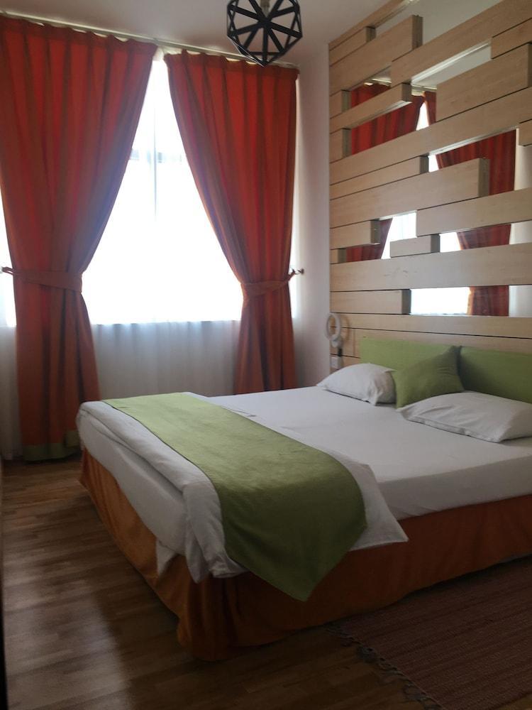 Everest International Hotel ドバイ エクステリア 写真